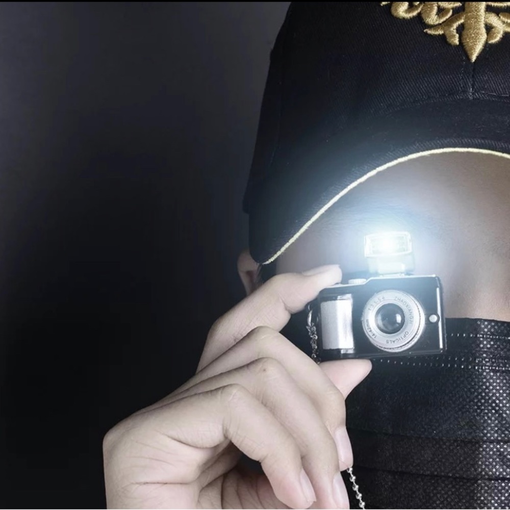 Camera with flash Necklace - Picture 2 of 6